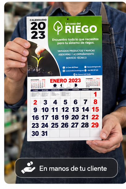 Calendario 1/4 personalizado en las manos de un cliente